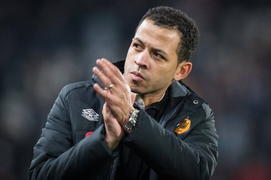 İlk takım koçu Liam Rosenior, 12 Kasım 202 'de MKM Stadyumu Hull, İngiltere' de oynanan Sky Bet Şampiyonası maçından sonra taraftarlarını alkışlıyor ve alkışlıyor.