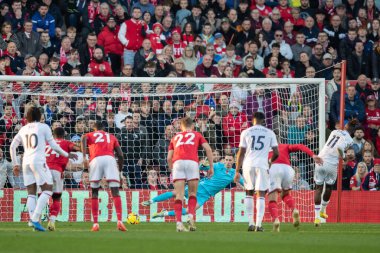 Crystal Palace 'dan Wilfried Zaha 12 Kasım 202' de İngiltere 'nin Nottingham City Ground kentinde oynanan Premier League maçı sırasında penaltısını uzatıyor.
