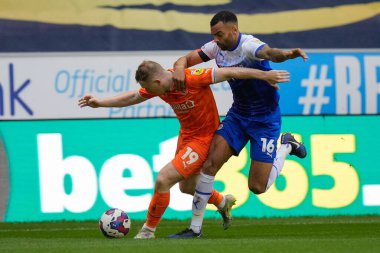 Wigan Athletic 'ten Curtis Tilt # 16, Wigan Stadyumu, Wigan, İngiltere' de 12 Kasım 202 'de oynanan Wigan-Blackpool maçında Blackpool' un 19 numarası Blackpool 'lu Shayne Lavery ile yarışır.