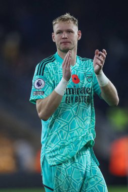 Arsenal 'den Aaron Ramsdale Premier League maçının ardından Wolverhampton Wanderers Arsenal' e karşı Molineux, Wolverhampton, Birleşik Krallık 'ta 12 Kasım 202' de oynanan maçın ardından gezgin taraftarları alkışlıyor.