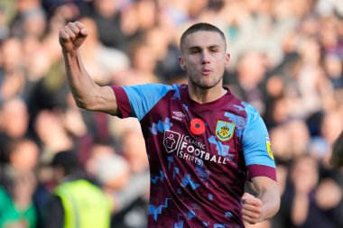 Burnley 'den Taylor Harwood Bellis 3-0' lık galibiyetlerinden sonra taraftarları selamlıyor. 13 Kasım 202 'de Burnley, Burnley, İngiltere' de Blackburn Rovers 'a karşı oynanan karşılaşma.
