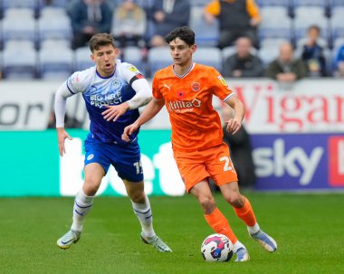 Blackpool 'dan Charlie Patino, Wigan Atletizm Şampiyonası' nda Wigan Atletizm Şampiyonası 'nda Wigan Athletic' e karşı Blackpool 'da 12 Kasım 202' de Callum Lang 'ı geçti.