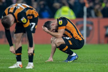 Hull City 'den üzgün bir Ryan Longman 12 Kasım 202' de Hull City 'nin MKM Stadyumu' nda oynanan Sky Bet Şampiyonası maçı sonrasında dizlerinin üstüne çöktü.
