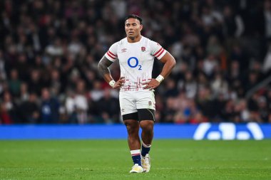 İngiltere 'den Manu Tuilagi, 12 Kasım 202' de Twickenham Stadyumu 'nda oynanan final maçında Japonya' ya karşı İngiltere maçını izledi.