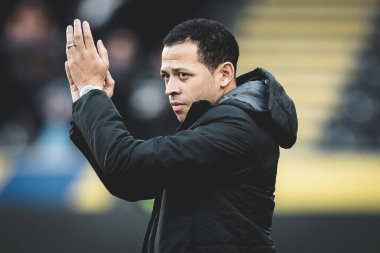 Hull City 'nin Liam Rosenior teknik direktörü 12 Kasım 202' de MKM Stadyumu 'nda oynanan Sky Bet Şampiyonası öncesinde taraftarlarını alkışlıyor ve alkışlıyor.