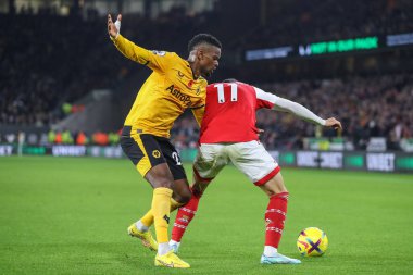 Nlson Semedo # 22 Wolverhampton Wanderers ve Gabriel Martinelli # 11 Arsenal mücadele Premier Lig maçı sırasında Wolverhampton Wanderers Arsenal 'e karşı Molineux, Wolverhampton, Birleşik Krallık, 12 Kasım 2022