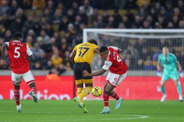 Wolverhampton Wanderers 'ın 12 Kasım 2022' de Molineux, Wolverhampton, İngiltere 'de oynadığı Premier League maçında Arsenal' in 9 numaralı oyuncusu Adama Traor # 37 numaralı oyuncusuyla mücadele etti.