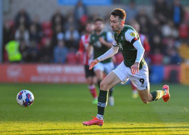 Gelder Group Sincil Bank Stadyumu 'nda oynanan Lincoln City - Plymouth Argyle maçında 9 yaşındaki Ryan Hardie top üzerinde ilerliyor.