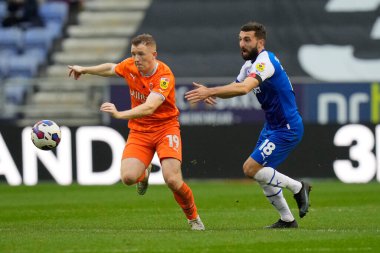 Blackpool 'dan Shayne Lavery # 19 Graeme Shinnie # 18 of Wigan Atletizm Şampiyonası maçında Wigan Athletic' e karşı Blackpool Stadyumu, Wigan, İngiltere, 12 Kasım 202