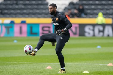 Thimothe Lo-Tutala # 32 of Hull City, 12 Kasım 2022 tarihinde MKM Stadyumu, Hull, İngiltere 'de oynanan Sky Bet Şampiyonası maçı öncesinde ısınma turu öncesinde
