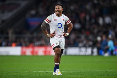 İngiltere 'den Manu Tuilagi, 12 Kasım 202' de Twickenham Stadyumu 'nda oynanan İngiltere-Japonya maçında gülümsüyor.