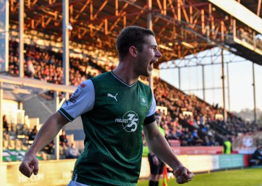 GoAL Plymouth Argyle orta saha oyuncusu Adam Randell (20), 12 Kasım 202 tarihinde Gelder Group Sincil Bank Stadyumu 'nda oynanan ve Lincoln City' nin Plymouth Argyle 'a karşı oynadığı Sky Bet 1 maçında 0-1 kazanma golünü kutluyor.