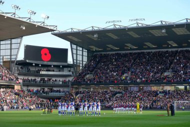 Oyuncular, Gökyüzü İddia Şampiyonası 'nda Blackburn Rovers' a karşı Turf Moor, Burnley, Birleşik Krallık 'ta oynanan 13 Kasım 202 Anma Günü' nde bir dakikalık saygı duruşunda bulunuyorlar.