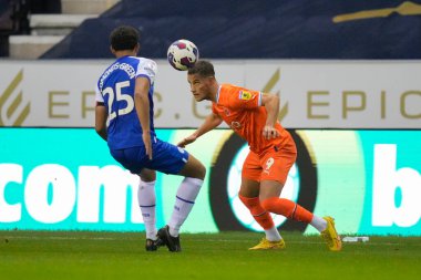 Blackpool 'dan Jerry Yates topu Rarmani Edmonds-Green üzerinden atıyor # 25 Wigan Atletizm Şampiyonası maçı sırasında Wigan Atletizm - Blackpool DW Stadyumu, Wigan, İngiltere, 12 Kasım 202