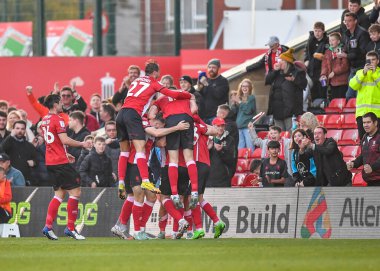 GoAL Lincoln City oyuncuları, takımlarıyla birlikte 12 Kasım 202 'de Gelder Group Sincil Bank Stadyumu' nda oynanan 1-1 'lik Gökyüzü İddia Ligi maçı sırasında Lincoln City ve Plymouth Argyle maçında attıkları golü kutluyor.