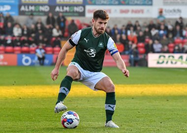 Plymouth Argyle orta saha oyuncusu Joe Edwards (8) Sky Bet League 1 maçı sırasında Gelder Group Sincil Bank Stadyumu 'nda Lincoln City - Plymouth Argyle maçında, 12 Kasım 202