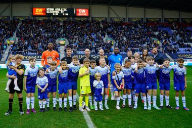 Maskotlar, 12 Kasım 202 'de İngiltere' nin Wigan Stadyumu 'nda oynanan Wigan Atletizm ve Blackpool maçından önce poz verdiler.
