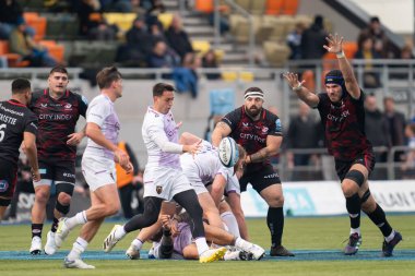  Saracens 'dan Andrew Kitchener # 5 Northampton Saints' in 9 numarası Alex Mitchell 'i yakaladı. Gallagher Premiership maçında Saracens Northampton Saints' e karşı StoneX Stadyumu, Londra, 13 Kasım 202