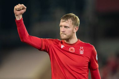 Nottingham Ormanı 'ndan Joe Worrall, 12 Kasım 202' de İngiltere 'nin Nottingham City Ground kentinde oynanan Premier League maçı sırasında ev sahibi taraftarlarıyla kutlama yapıyor.
