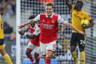 Martin degaard # 8 Arsenal Premier League maçında Wolverhampton Wanderers, Molineux, Wolverhampton, Birleşik Krallık 'ta 12 Kasım 2022' de Arsenal 'e karşı 0-1' lik galibiyetini kutluyor.