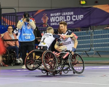 İngiltere 'den Nathan Collins ve İngiltere' den James Simpson, 13 Kasım 202 'de İngiltere' nin Sheffield, İngiltere 'deki İngiliz Spor Enstitüsü' nde oynanan 2021 Dünya Rugby Ligi Dünya Kupası yarı final maçında ısındılar.