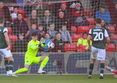 Plymouth Argyle kalecisi Michael Cooper (1), 12 Kasım 202 tarihinde Gelder Group Sincil Bank Stadyumu 'nda oynanan 1.