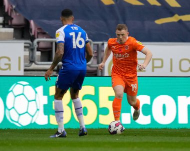 Blackpool 'dan 19 numaralı Shayne Lavery 12 Kasım 202' de Wigan Atletizm Şampiyonası 'nda Wigan Athletic' e karşı Blackpool 'da Curtis Tilt # 16' da koşuyor.
