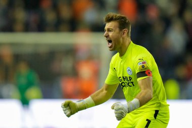 Wigan Athletic takımından Jamie Jones, 12 Kasım 202 'de Wigan, Wigan, İngiltere' deki Blackpool 'da oynanan Sky Bet Şampiyonası maçında Curtis Tilt' in skoru 2-1 'e çıkarmasını kutluyor.