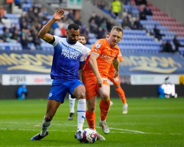 Wigan Athletic 'ten Curtis Tilt # 16, Wigan Stadyumu, Wigan, İngiltere' de 12 Kasım 202 'de oynanan Sky Bet Şampiyonası maçında Blackpool' lu Shayne Lavery ile top için yarışıyor.