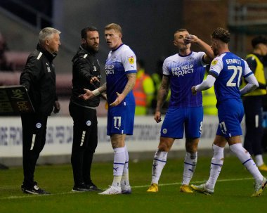 Wigan Athletic 'ten James McClean, Wigan Stadyumu, Wigan, İngiltere' de 12 Kasım 202 'de oynanan Wigan Atletizm Şampiyonası maçında Bakıcı Rob Kelly ile konuşuyor.