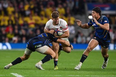 İngiltere 'den Guy Porter, 12 Kasım 202' de Twickenham Stadyumu 'nda oynanan güz uluslararası karşılaşmasında Japonya' dan Gerhard van den Heever tarafından yenildi.