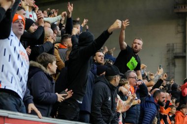 Blackpool taraftarları 12 Kasım 202 'de İngiltere' nin Wigan Stadyumu 'nda oynanan Wigan Atletizm ve Blackpool maçında gollerini kutluyorlar.