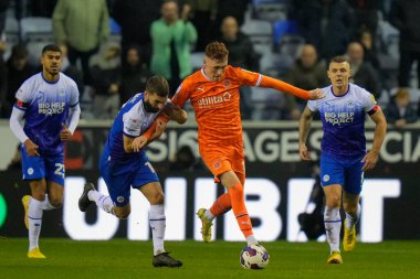 Wigan Athletic 'ten Graeme Shinnie, Wigan Stadyumu, Wigan, İngiltere' de 12 Kasım 202 'de oynanan Sky Bet Şampiyonası maçında Blackpool' lu Sonny Carey 'i geride tutuyor.