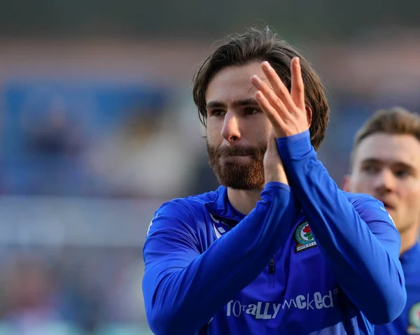 Blackburn Rovers 'dan Ben Brereton Daz 13 Kasım 2022' de Burnley-Blackburn Rovers maçından önce taraftarları selamlıyor.