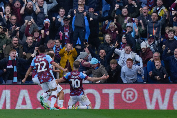 Эшли Барнс # 10 из "Бернли" отмечает победу со счётом 1: 0 во время матча "Sky Bet Championship" Бернли против "Блэкберн Роверс" на "Turf Moor", Бернли, Великобритания, 13 ноября 202