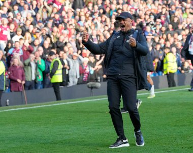 Burnley 'nin Vincent Kompany Menajeri, 13 Kasım 202' de Burnley, Burnley 'de Blackburn Rovers' a karşı oynanan Gökyüzü İddia Şampiyonası maçının ardından taraftarlarıyla kutlama yapıyor.