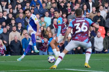 Blackburn Rovers 'dan Ben Brereton Daz 13 Kasım 2022' de Burnley, Burnley, İngiltere 'de Blackburn Rovers' a karşı oynadığı Gökyüzü İddia Şampiyonası maçında topu çaprazlıyor.