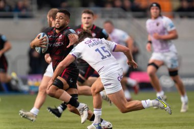  Saracens 'dan Andy Christie # 6 Northampton Saints' in 15 numarası George Furbank ile Gallagher Premiership maçında Saracens Northampton Saints 'e karşı StoneX Stadyumu, Londra, 13 Kasım 202