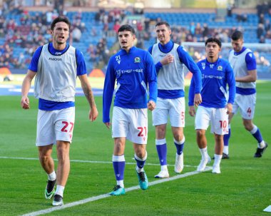 Blackburn Rovers 'dan Lewis Travis 13 Kasım 202' de Burnley, Burnley, Burnley 'de Blackburn Rovers' a karşı oynanan Gökyüzü İddia Şampiyonası maçından önce ısınma turuna liderlik ediyor.
