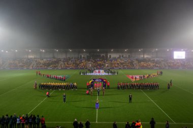 Bayanlar Rugby Ligi Dünya Kupası yarı final karşılaşması öncesinde tünelden çıkan iki takımın LNER Halk Stadyumu 'nda Papua Yeni Gine Kadınları' na karşı LNER Halk Stadyumu, York, İngiltere, 14 Novemb