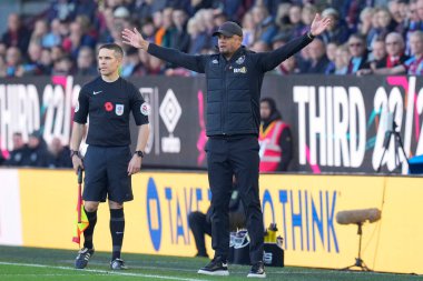 Burnley Müdürü Vincent Kompany, Burnley 'nin 13 Kasım 202' de Turf Moor, Burnley 'de Blackburn Rovers' a karşı oynadığı Gökyüzü İddia Şampiyonası maçında tepki gösterdi.