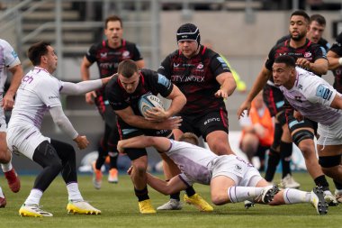  Saracens 'tan Ben Earl # 7 Northampton Saints' ten Fin Smith # 10 ve Northampton Saints 'ten Alex Mitchell # 9 numara ile Gallagher Premiership maçında Saracens Northampton Saints' e karşı StoneX Stadyumu, Londra, İngiltere, 13 Kasım 202