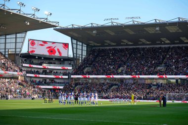 Oyuncular, yetkililer ve taraftarlar, 13 Kasım 202 'de Burnley, Burnley, İngiltere' de Blackburn Rovers 'a karşı oynanan Gökyüzü İddia Şampiyonası' nın Anma Günü 'nü anmak için bir dakikalık saygı duruşunda bulundular.