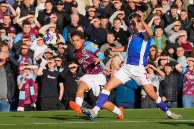 Burnley 'den 17 numaralı Manuel Benson, 13 Kasım 202' de Burnley 'nin Blackburn Rovers' a karşı oynadığı Gökyüzü İddia Şampiyonası maçında Blackburn Rovers 'dan 2 numaralı Callum Brittain' in baskısıyla topu çaprazlıyor.