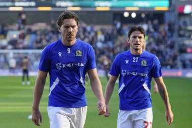 Blackburn Rovers 'dan Sam Gallagher # 9 ve Lewis Travis 13 Kasım 202' de Burnley - Blackburn Rovers maçından önce ısınıyorlar.