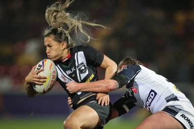 İngiltere 'den 18 numaralı Olivia Wood, Yeni Zelandalı Apii Nicholls # 1 numaralı Bayanlar Rugby Ligi Dünya Kupası Yarı final karşılaşmasında İngiltere - Yeni Zelandalı Kadınlar LNER Topluluk Stadyumu, York, Birleşik Krallık, 14 Kasım 202
