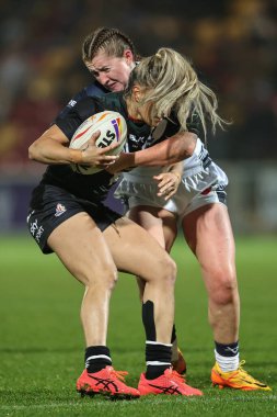 İngiltere 'den 18 numaralı Olivia Wood, Yeni Zelandalı Apii Nicholls # 1 numaralı Bayanlar Rugby Ligi Dünya Kupası Yarı final karşılaşmasında İngiltere - Yeni Zelandalı Kadınlar LNER Topluluk Stadyumu, York, Birleşik Krallık, 14 Kasım 202