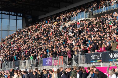 Saracen taraftarları 13 Kasım 202 'de StoneX Stadyumu, Londra' da oynanan Saracens-Northampton Saints maçında kutlama yaptılar.