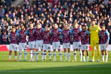 Burnley oyuncuları, 13 Kasım 202 'de Burnley, Burnley, İngiltere' de Blackburn Rovers 'a karşı oynanan Gökyüzü İddia Şampiyonası karşılaşmasından önceki günü anmak için bir dakikalık saygı duruşunda bulunuyorlar.