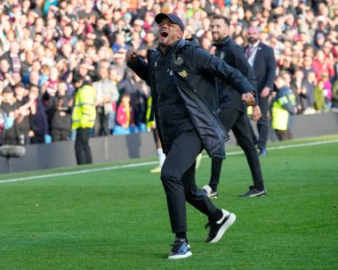 Burnley 'nin Vincent Kompany Menajeri, 13 Kasım 202' de Burnley, Burnley 'de Blackburn Rovers' a karşı oynanan Gökyüzü İddia Şampiyonası maçının ardından taraftarlarıyla kutlama yapıyor.